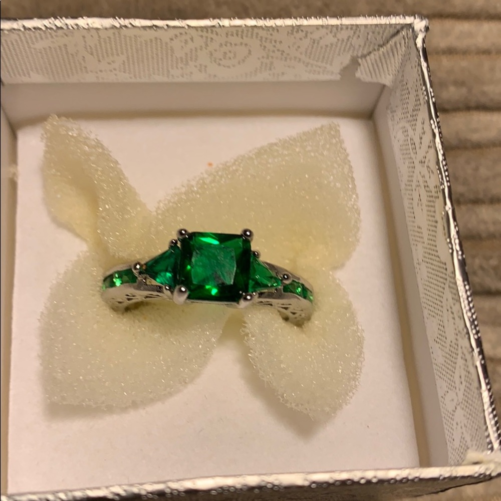 Beautiful emerald solitaire with accents accents